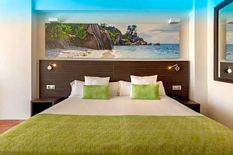 Superior Three-Bedroom Apartment ( 3 Adults + 3 Children)