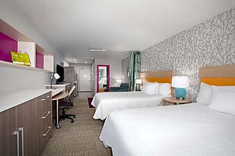 Studio Two Queen Beds