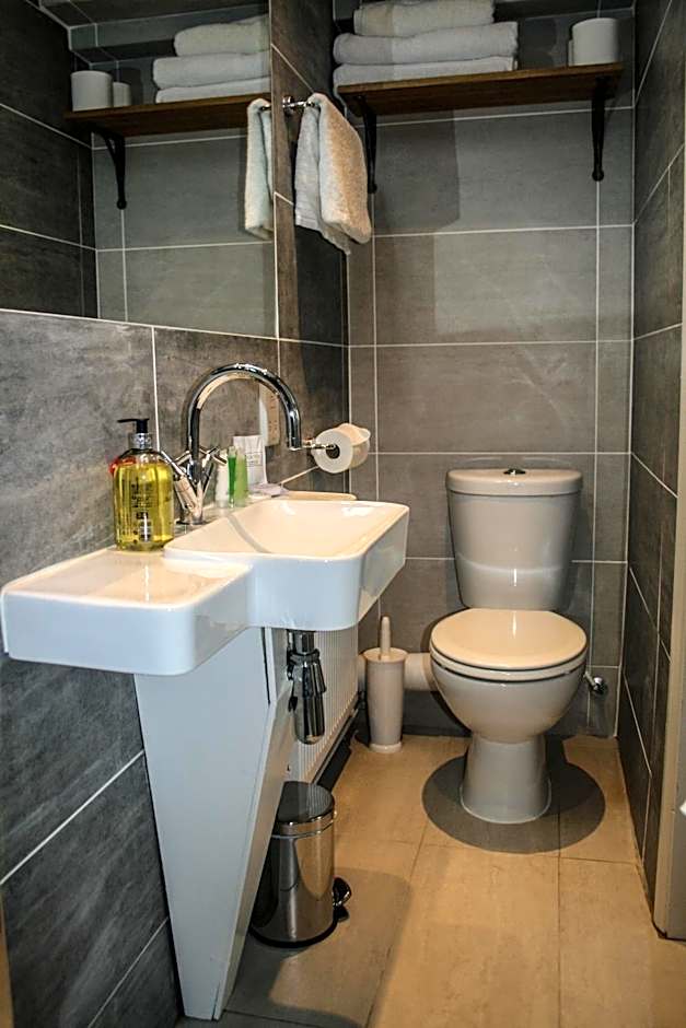 Double Room with Private Bathroom — 8 fotoğraftan 1. fotoğraf