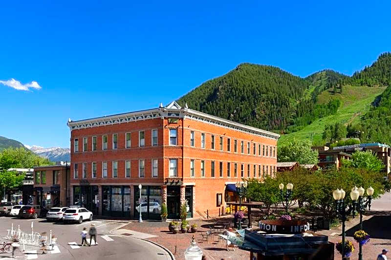 Independence Square Unit 309, Downtown Hotel Room with A/C in Aspen, Wet Bar & More