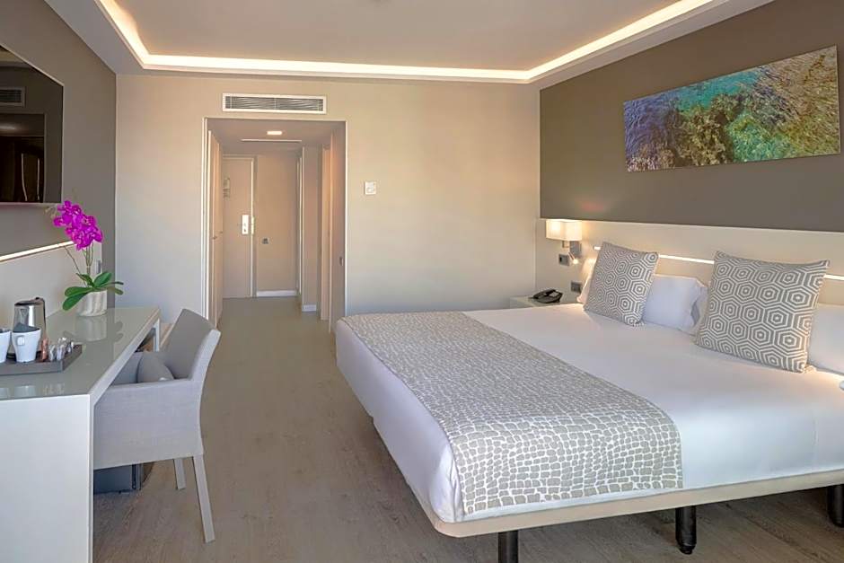 Foto 1 van 4 van Executive 1 Double Bed or 2 Beds, Side Sea View