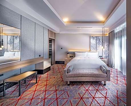 King Suite with Lake View