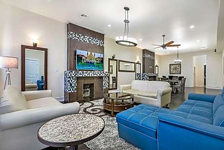 Modern 4BR Penthouse in Downtown by Hosteeva