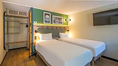 2 Single Beds