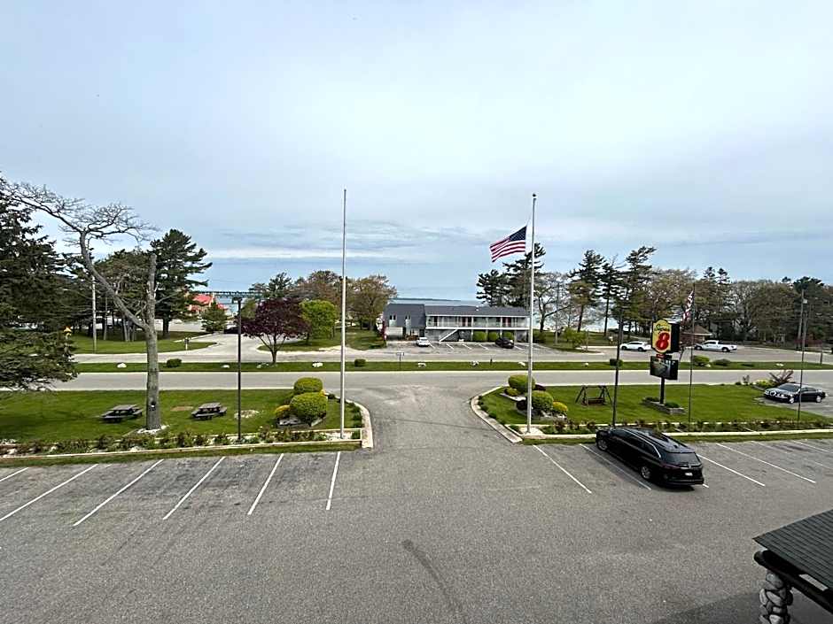 Super 8 by Wyndham Bridgeview of Mackinaw City