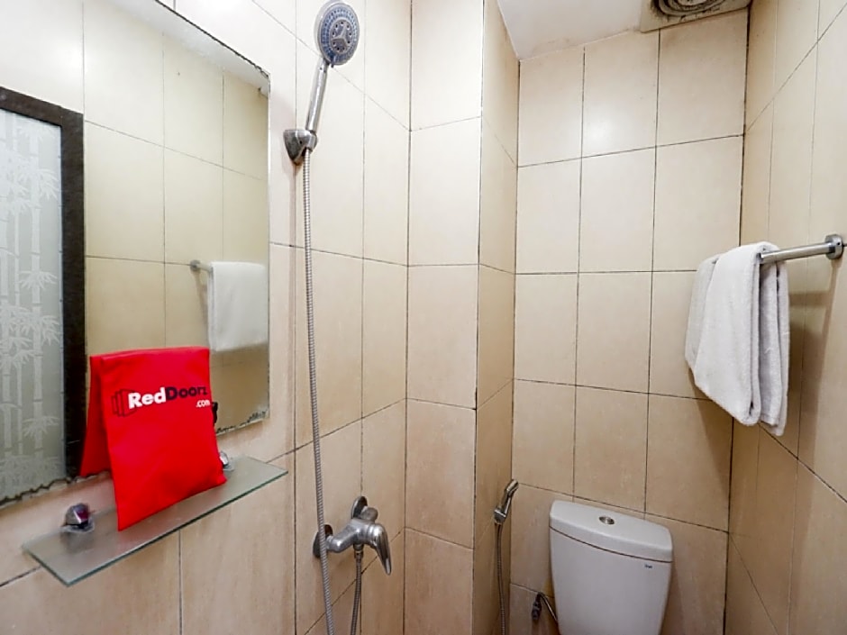 RedDoorz Plus @ Singosari Raya