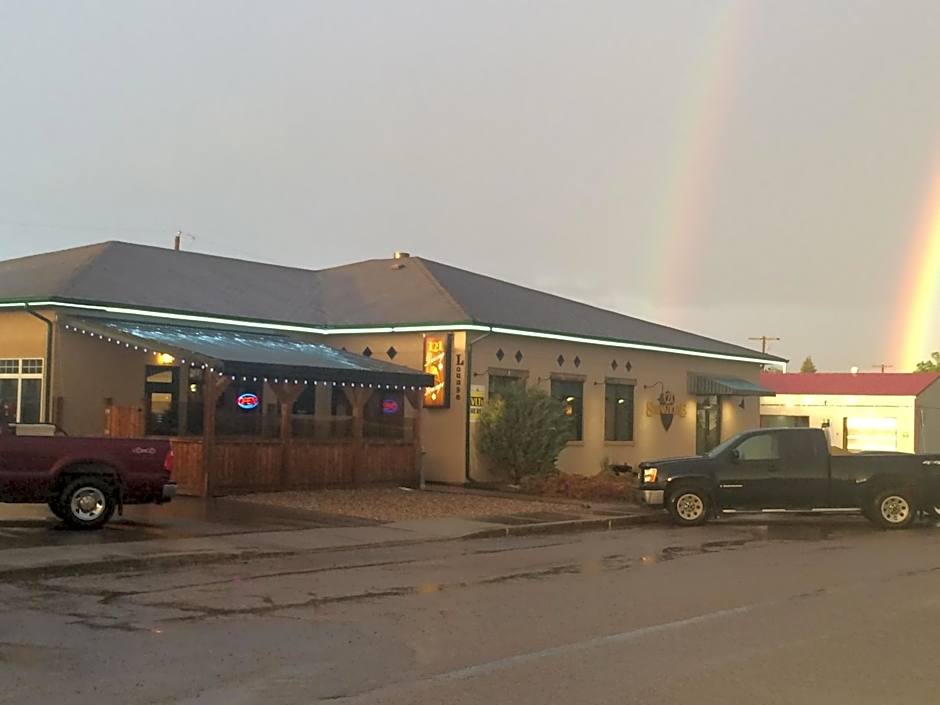 121 Steakhouse & Motel