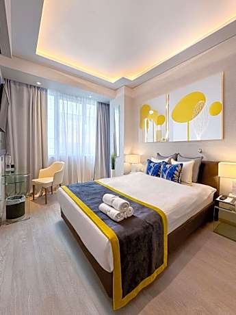 Basic Triple Room with Courtyard View