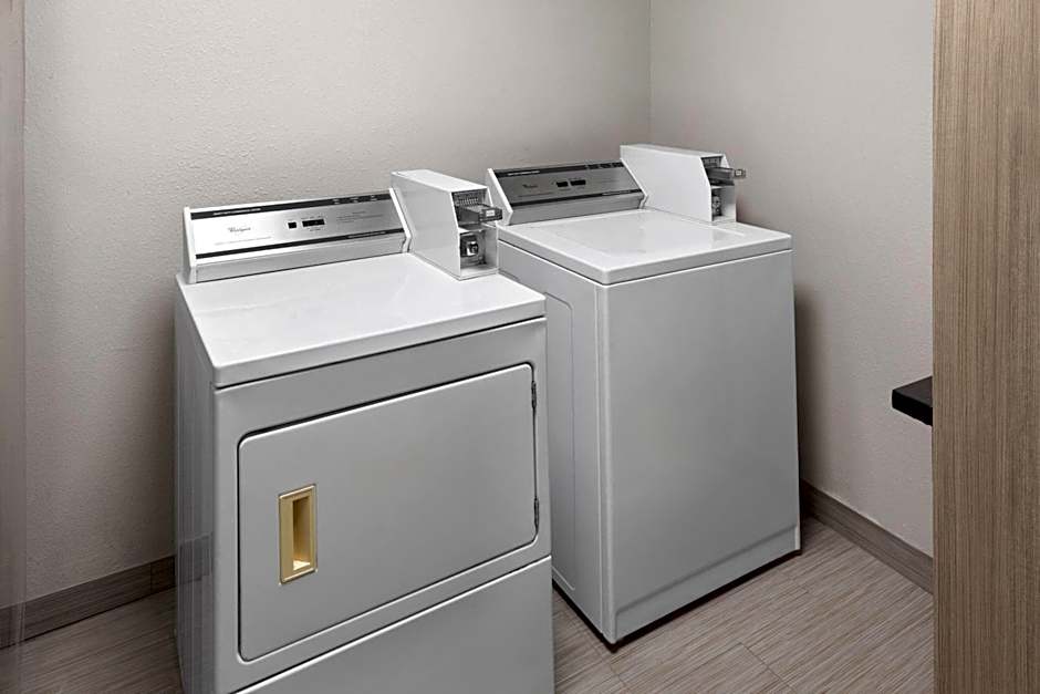 Days Inn & Suites by Wyndham Sam Houston Tollway