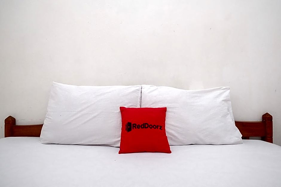 RedDoorz at H&W Hotel Solo