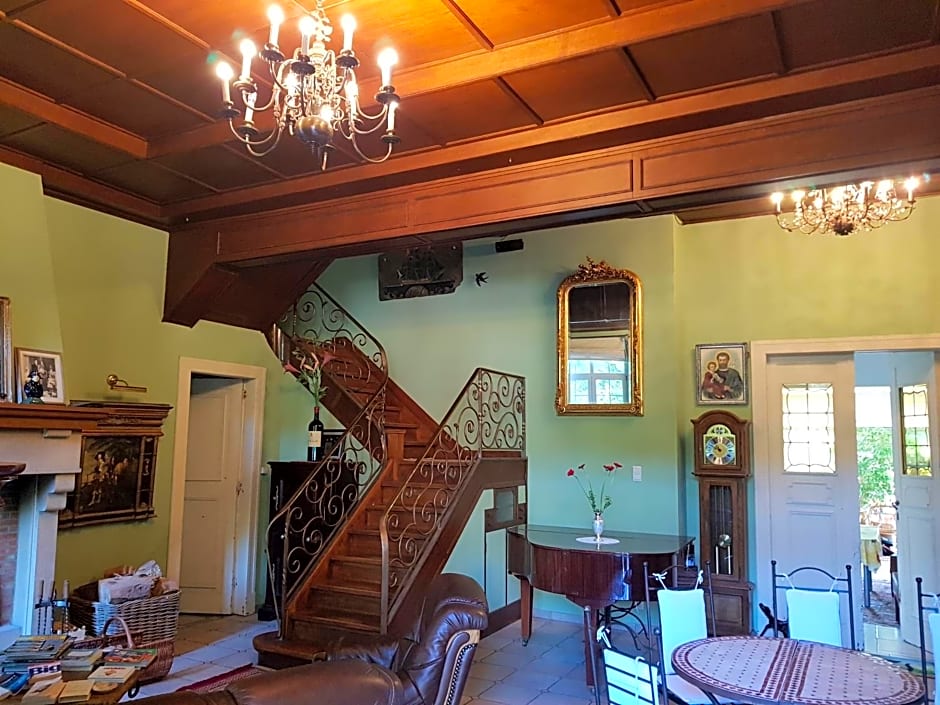 Château Lambert Moulinsart Hotel, shuttle airport, long term parking, snooker, large terrasse, dinner, breakfast