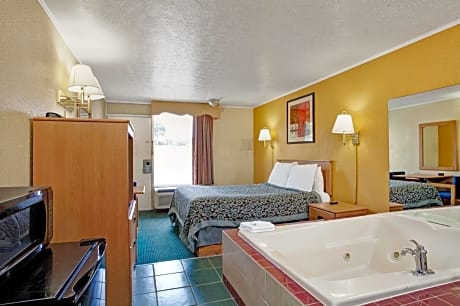 Deluxe Queen Room with Spa Bath - Non-Smoking