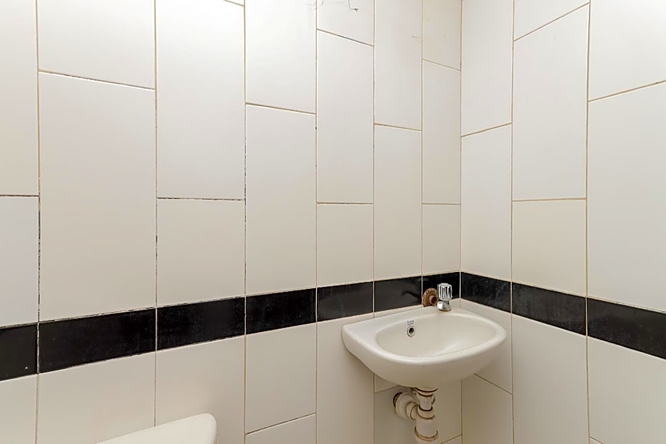 RedDoorz Syariah near Green Park Jatiwarna