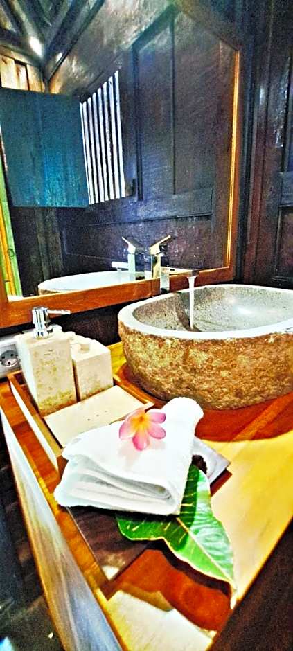 VILLA LE PETIT LEON "Authentic Traditional Wooden House"