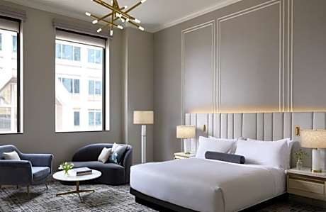 Studio King Suite with Roll In Shower - Mobility Accessible