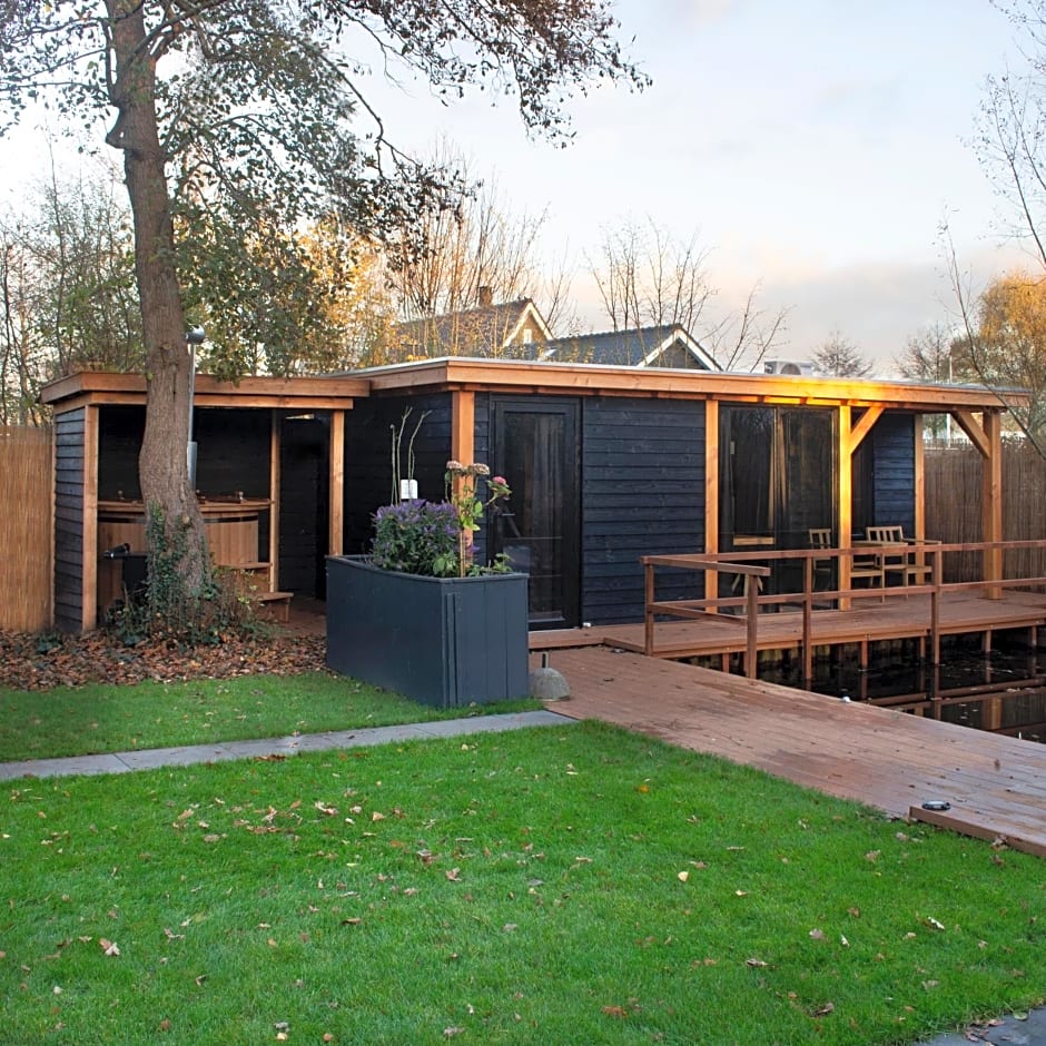 Casa aan de Plas, B&B met sauna en hottub of jacuzzi