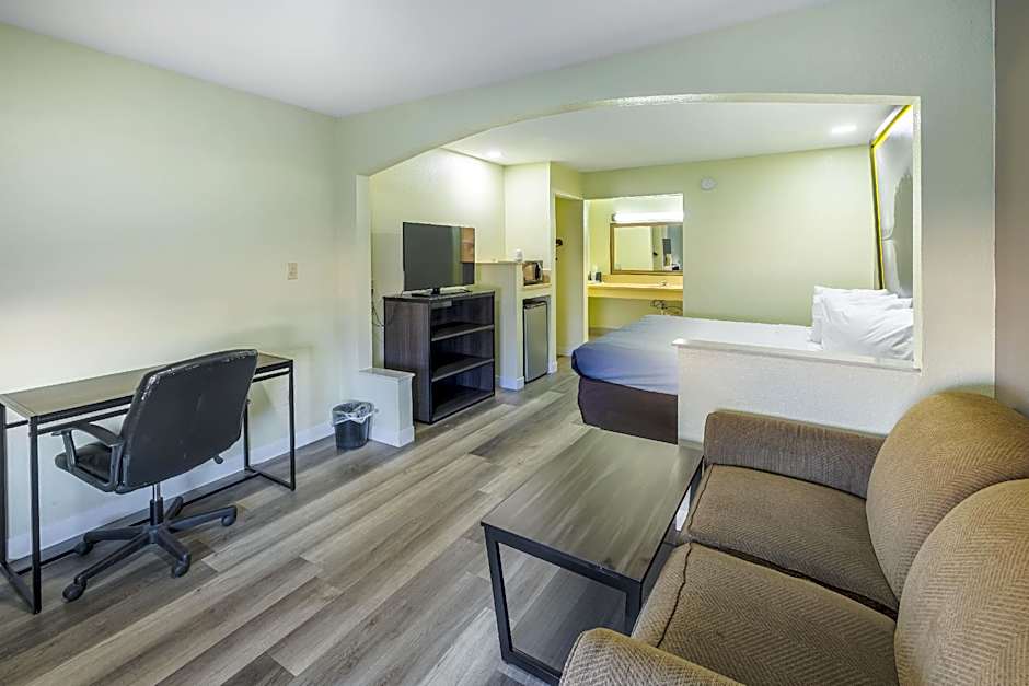 Super 8 by Wyndham Jackson MS Near the Fairgrounds