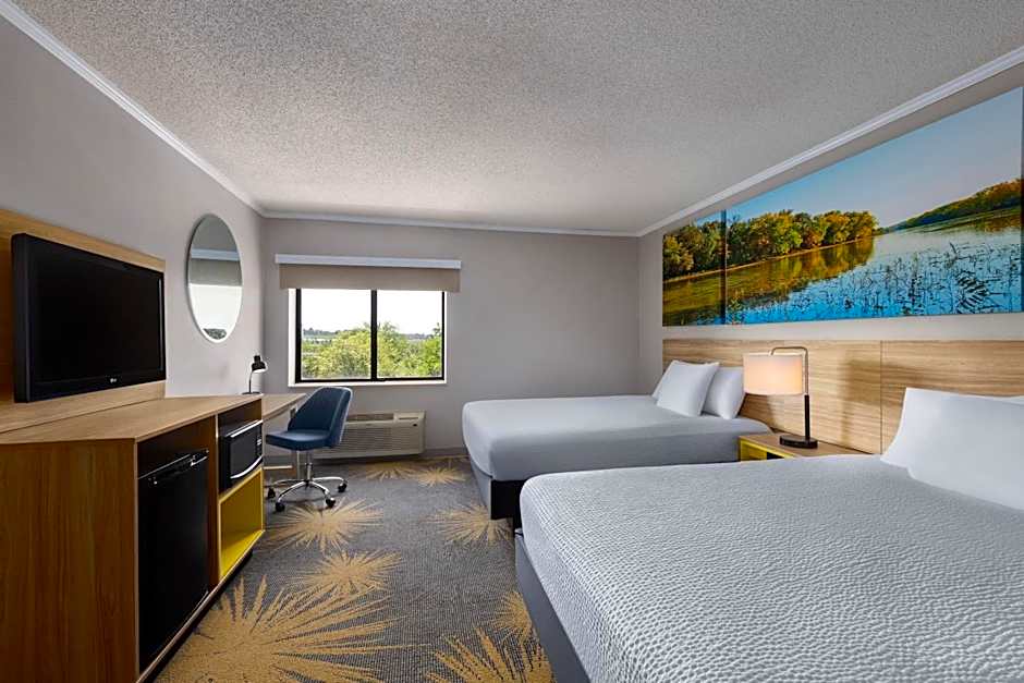 Days Inn and Suites by Wyndham Kansas City South