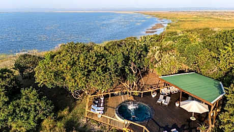 Makakatana Bay Lodge
