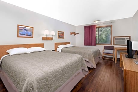 2 Queen Beds, Pet-Friendly, Non-Smoking