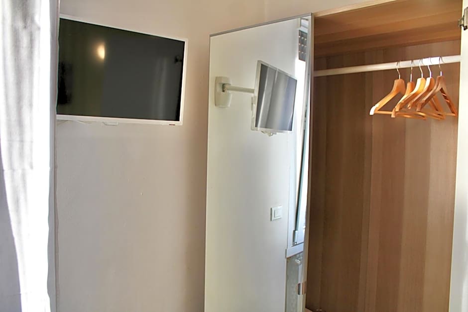 The Green Gate - Airport Guest House