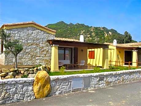 ISA-Villas with shared pool in Costa Rei just 500 meters from the sea