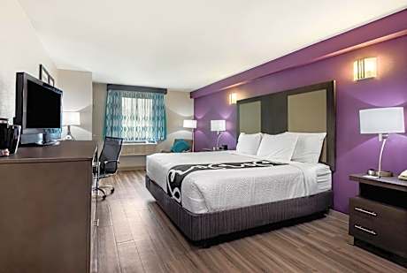 1 King Bed Deluxe Room Non-Smoking