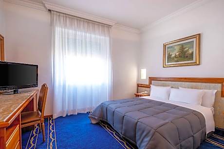 1 Double Bed, 2 Single Beds, Nonsmoking, Upgrade