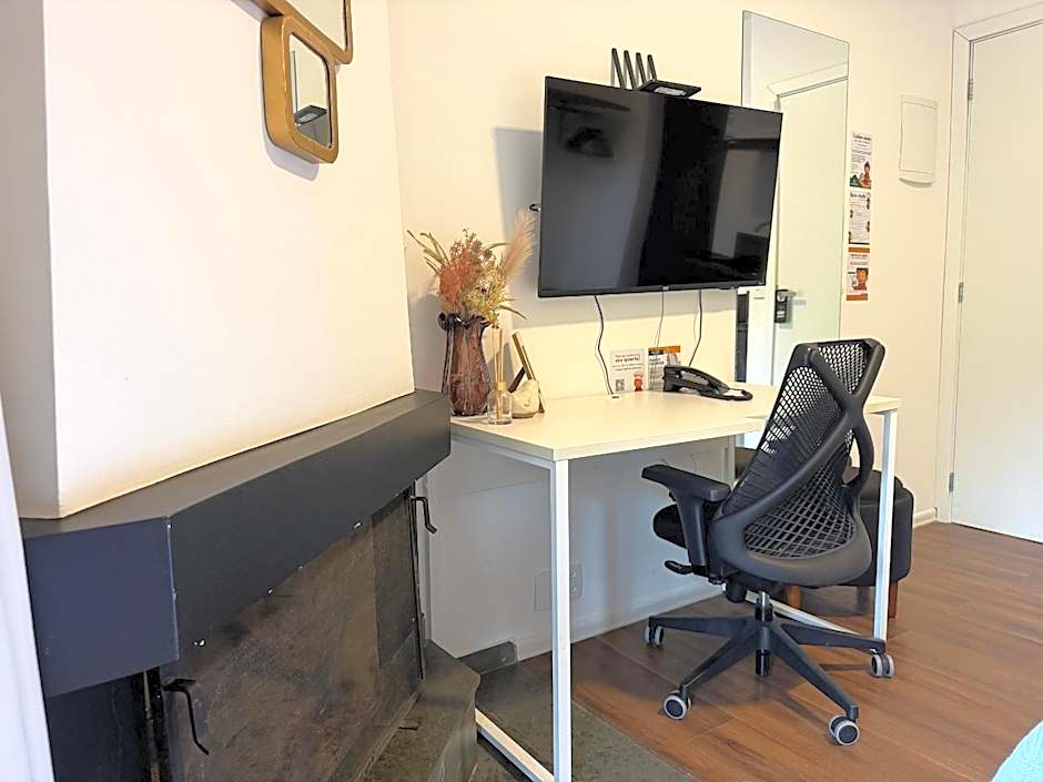 Suite with Hot and Cold Air Conditioning