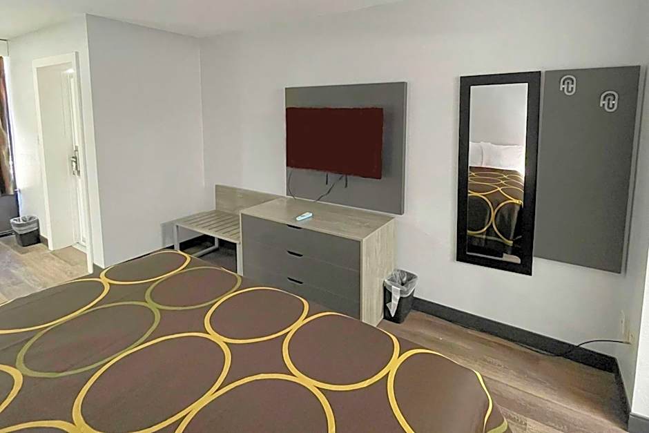 Super 8 by Wyndham Pigeon Forge Downtown