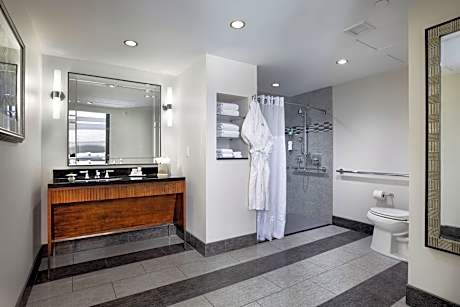 Suite, 1 Bedroom (Mobility/Hearing Access, Roll-In Shwr) (1 King Bed)
