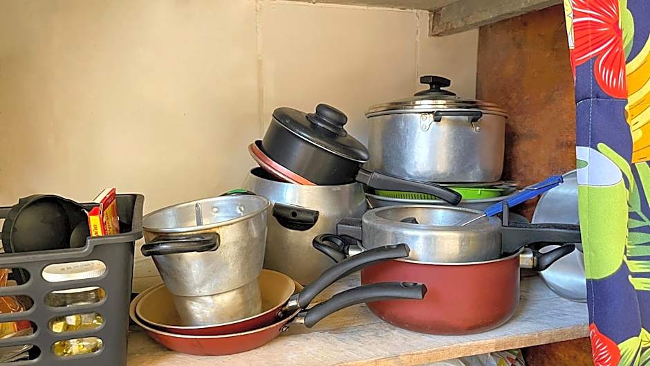 Pousada São Jorge 1 MIN A PÉ DA PRAIA Casa de família, simples e aconchegante, Na Av principal da praia café disponível até 12hs cozinha completa e churrasqueira disponível para uso ar cond das 20hs as 8 30