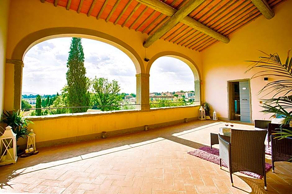 Farmhouse with swimming pool surrounded by greenery just 20 minutes from Arezzo