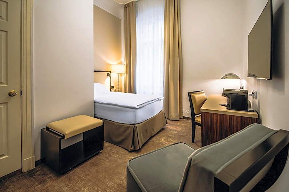 Esplanade Self Check-in Hotel