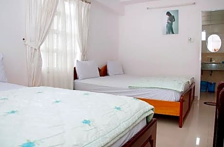 Quadruple Family Room without Air Conditioning