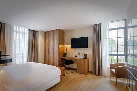 Deluxe Double or Twin Room with Pool Access