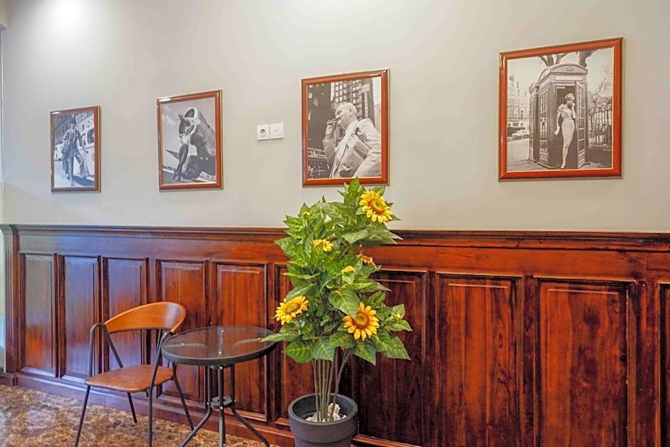 Sans Hotel Empress Simpang Lima