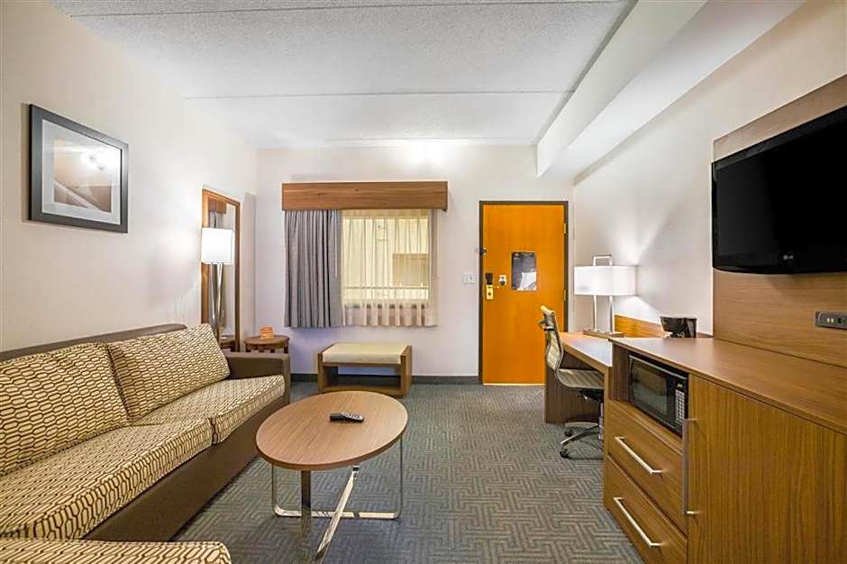 Quality Suites Lansing West