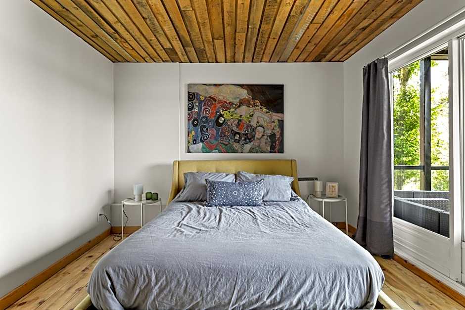 Rustic Waterfront Chalet Panoramic View and Spa