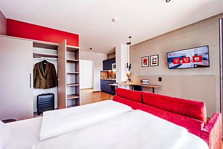 Apartment L - King bed and balcony
