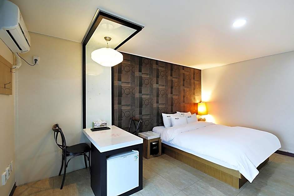 White Tourist Hotel