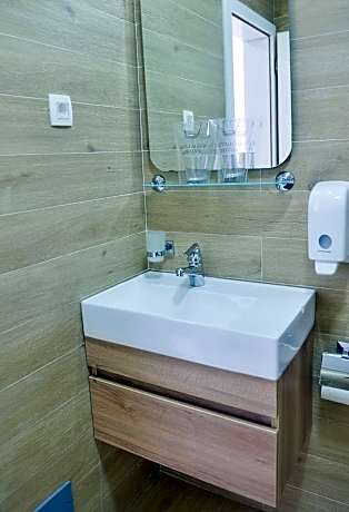 Deluxe Double Room (2 Adults + 1 Child)