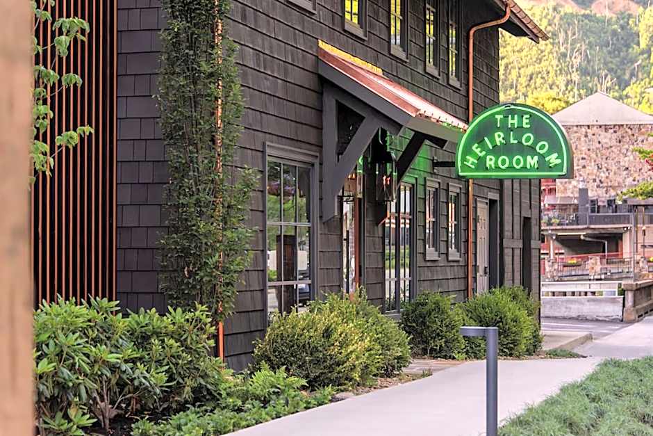 Historic Rocky Waters Inn, A Small Luxury Hotel