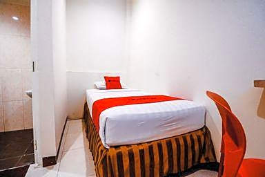 Reddoorz Plus near Makassar Town Square