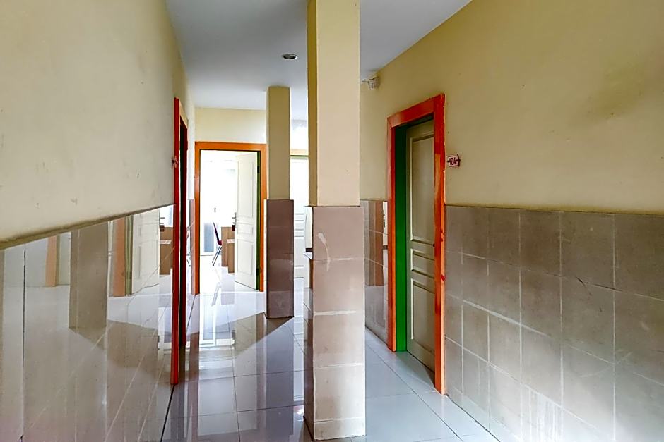 RedDoorz at Hotel Mayang Sari 1