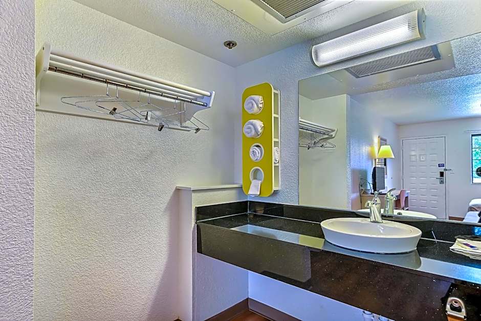 Super 8 by Wyndham Livermore