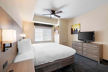 Family Room with One King Bed and Two Single Beds - Non-Smoking