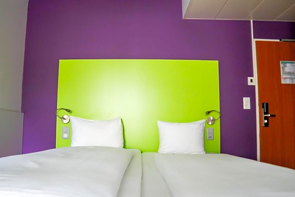 Photo 1 of 3 of 1 Queen Bed