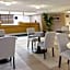 La Quinta Inn & Suites by Wyndham Pittsburgh Airport