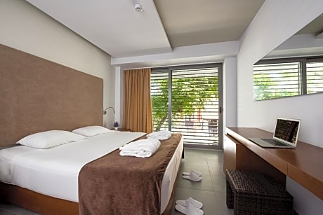 Double Room with Street View No Balcony